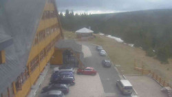 Parkoviště a hlavní vchod