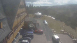 Parkoviště a hlavní vchod