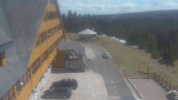 Parkoviště a hlavní vchod