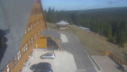 Parkoviště a hlavní vchod