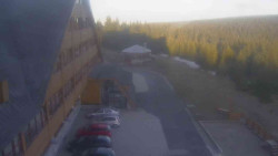 Parkoviště a hlavní vchod