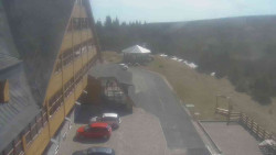 Parkoviště a hlavní vchod