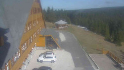 Parkoviště a hlavní vchod