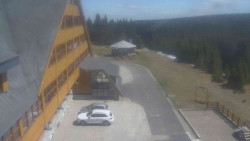 Parkoviště a hlavní vchod