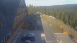 Parkoviště a hlavní vchod