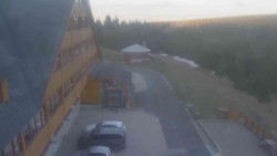 Parkoviště a hlavní vchod