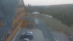 Parkoviště a hlavní vchod