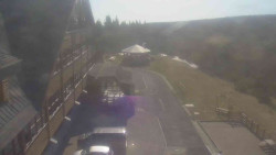 Parkoviště a hlavní vchod