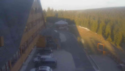 Parkoviště a hlavní vchod