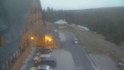 Parkoviště a hlavní vchod