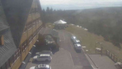 Parkoviště a hlavní vchod