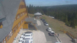 Parkoviště a hlavní vchod