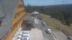 Parkoviště a hlavní vchod