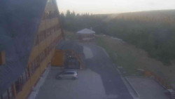 Parkoviště a hlavní vchod