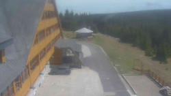 Parkoviště a hlavní vchod