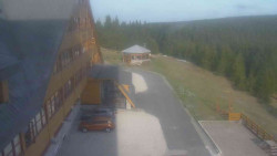 Parkoviště a hlavní vchod