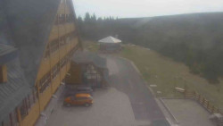 Parkoviště a hlavní vchod