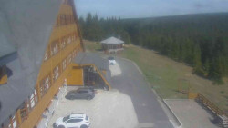 Parkoviště a hlavní vchod