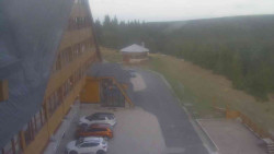 Parkoviště a hlavní vchod