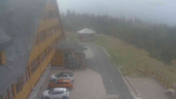 Parkoviště a hlavní vchod