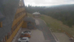 Parkoviště a hlavní vchod