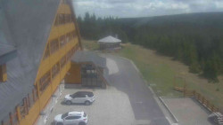 Parkoviště a hlavní vchod