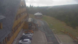 Parkoviště a hlavní vchod
