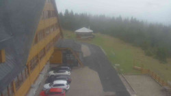 Parkoviště a hlavní vchod