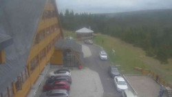 Parkoviště a hlavní vchod