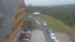 Parkoviště a hlavní vchod