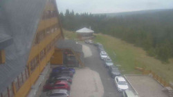 Parkoviště a hlavní vchod