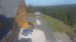 Parkoviště a hlavní vchod