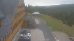 Parkoviště a hlavní vchod