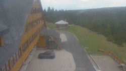 Parkoviště a hlavní vchod