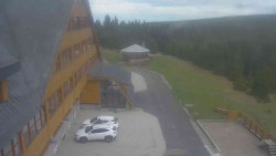Parkoviště a hlavní vchod