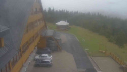 Parkoviště a hlavní vchod