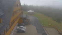Parkoviště a hlavní vchod