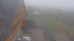 Parkoviště a hlavní vchod