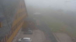 Parkoviště a hlavní vchod