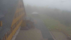 Parkoviště a hlavní vchod