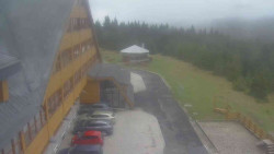Parkoviště a hlavní vchod