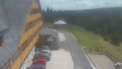 Parkoviště a hlavní vchod