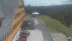 Parkoviště a hlavní vchod