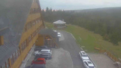 Parkoviště a hlavní vchod
