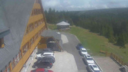 Parkoviště a hlavní vchod