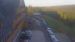 Parkoviště a hlavní vchod