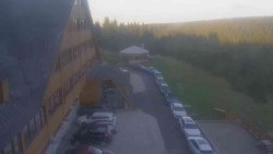 Parkoviště a hlavní vchod