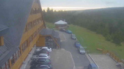 Parkoviště a hlavní vchod