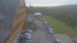 Parkoviště a hlavní vchod