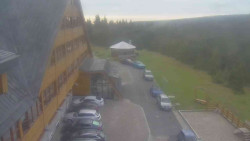 Parkoviště a hlavní vchod